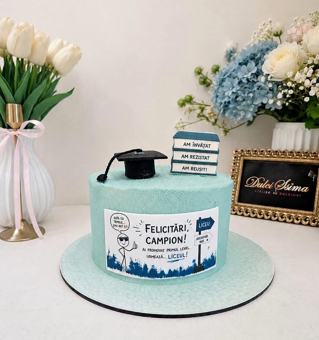 Tort bleu pentru absolvire, cu tocă și inscripție de felicitare