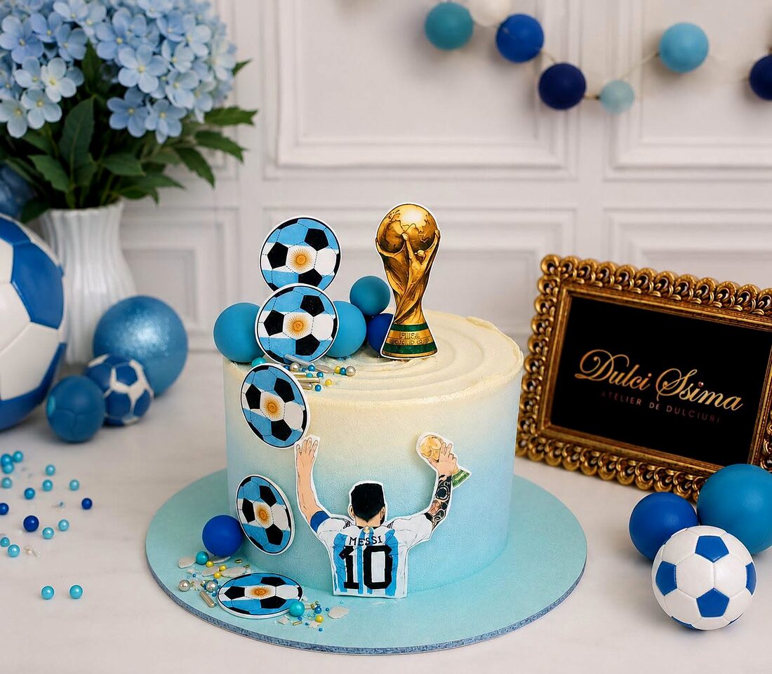 Tort albastru cu mingi de fotbal, tricoul cu numărul 10 și emblema Argentinei