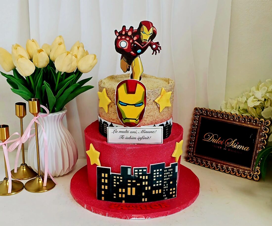 Tort inspirat de Iron Man, cu mască, siluetă de oraș și topper