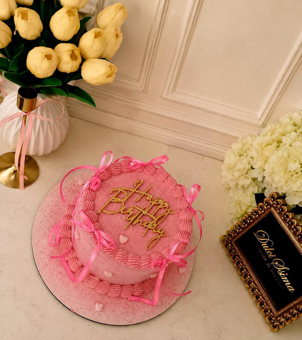 Tort roz delicat cu decor floral și inscripție aurie