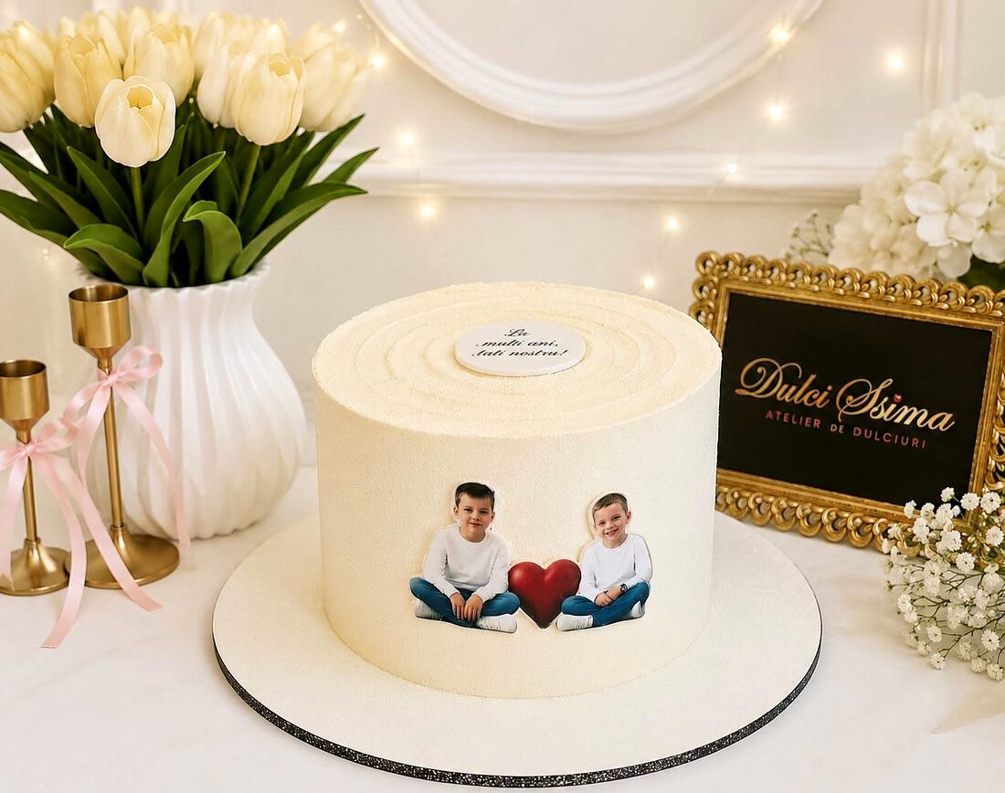 Tort crem cu topper personalizat, cu portretele copiilor